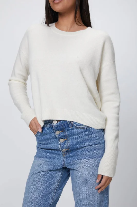 Cropped Cashmere Jumper In White Travel-friendly sweaters